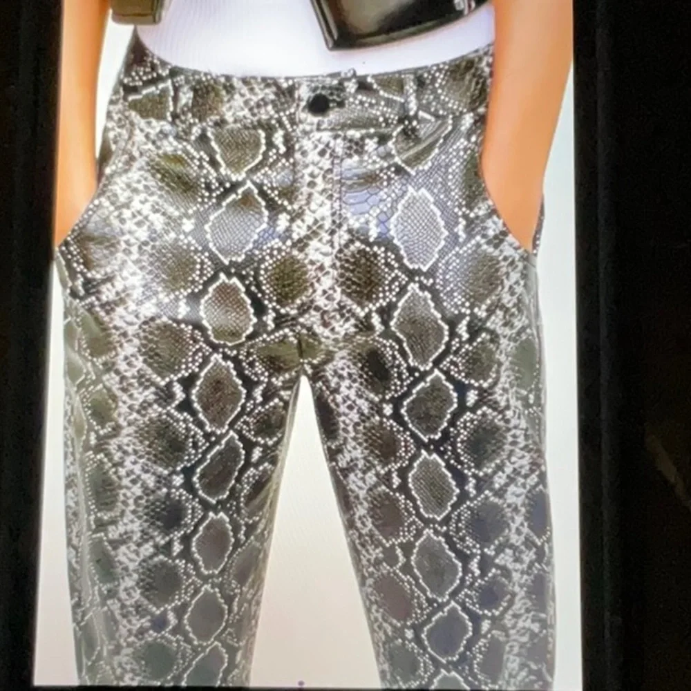 NWT women’s MANGO python print capri pants, size 2 - Picture 3 of 7